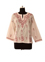 Mini Kurti en coton tissé à taille naturelle, manches longues, avec broderie sur le col et ouverture boutonnée sur le devant