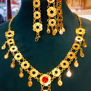 Ensemble de colliers choker indiens traditionnels avec pierres rouges, bijoux de mariée et de fête, modèle n° 53009 (Finition Or/Argent) - Product Image 1