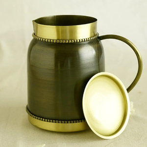 Carafe élégante en cuivre foncé avec finition antique et couvercle. Idéal pour le stockage sain de l'eau ayurvédique. Disponible au prix de gros. - Product Image 1