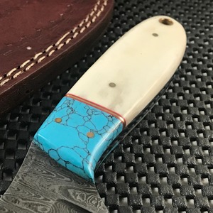 Cuchillo de caza y camping hecho a mano de grado industrial con hoja de punta caída, filo recto, acero de Damasco y mango de cuerno con cuero. - Product Image 3