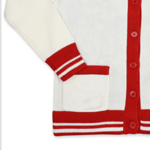 Cardigan en tricot pour femme, couleur crème et rouge, col en V, manches longues, style preppy, design patch 1913, 100% acrylique, tricot plat, fermeture boutonnée - Product Image 4