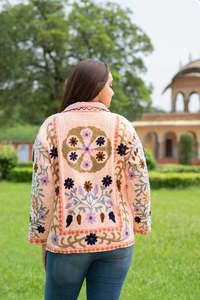 Chaqueta Larga Floral Bordada Suzani al por Mayor para Mujer, Hecha a Mano por Artesanos Indios, Mangas Largas, Prenda Étnica de Moda - Product Image 5