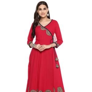 ชุดคุर्ตาแบบอานาร์กาลีสีชมพูสำหรับผู้หญิง ผ้าฝ้ายเนื้อสลับสี ตกแต่งด้วยงานปะติด คอวี แขนสามส่วน ดีไซน์สไตล์ชาติพันธุ์ทั่วโลก - Product Image 1