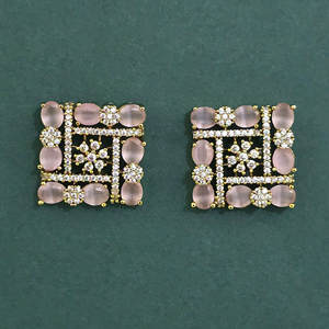 Pendientes de latón hechos a mano Kanhai Jewels con circonita talla princesa y baño de mehndi para aniversario de mujer 444007 - Product Image 4