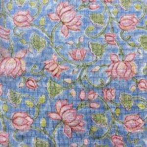 Tissu en coton imprimé à la main avec motif floral rose sur fond bleu - Product Image 1