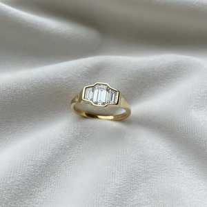 Bague de mariage à trois pierres 1 carat émeraude et diamant taille baguette conique en or massif 14K, diamant de laboratoire, cadeau de fiançailles raffiné - Product Image 1