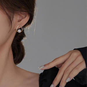 Pendientes de Perlas de Agua Dulce Naturales de Alta Gama de 6-7 mm, Diseño Geométrico con Estilo Lujoso, Moda Fresca y Elegante - Product Image 1