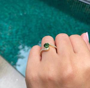 Bague croisée élégante en or massif 10 carats avec diamant vert taille ronde pour femme – Cadeau idéal pour mariage ou fête - Product Image 4