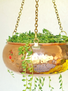 Pot de fleurs suspendu en métal martelé doré avec chaîne |   Panier à fleurs suspendu rond de luxe pour la décoration intérieure et extérieure de la maison - Product Image 4