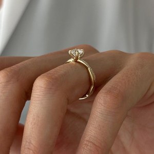 Élégante bague de fiançailles torsadée en or jaune 14 carats avec diamant de laboratoire 1 carat D VVS2 taille brillant certifié IGI, style corde tressée - Product Image 6