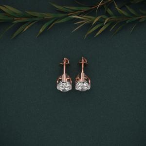 Elegantes pendientes solitarios con diamantes cultivados en laboratorio en forma de pera, en oro rosa, con un atractivo refinado para la moda nupcial y regalos significativos. - Product Image 3