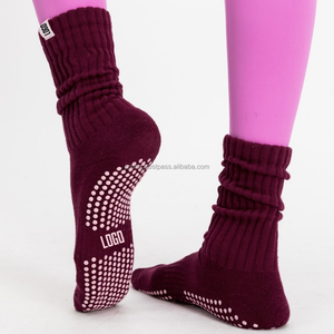JZVINA Chaussettes de pilates côtelées pour femmes, antidérapantes, avec points en silicone sur le dessus, mi-mollet, adaptées pour l'entraînement au yoga et à l'usage quotidien - Product Image 1