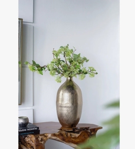 Vase en métal doré antique - Contenant floral ovale texturé brossé croisé pour la décoration moderne de la maison et comme centre de table - Product Image 1