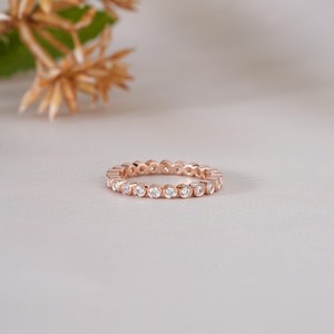 Bague d'éternité élégante pour femme en or rose avec pierres blanches rondes, cadeau d'anniversaire, bijoux raffinés pour usage quotidien - Product Image 3