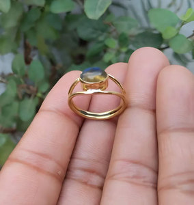 แหวนลาบราโดไรต์สีทองทำมือ – แหวนพลอยแบบวงเปิดสไตล์มินิมอล ของขวัญเครื่องประดับสไตล์โบโฮแบบปรับได้ - Product Image 1