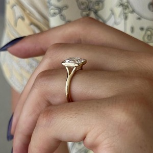 Bague solitaire en or 18K 14K avec diamant de laboratoire taille coussin allongée, sertie en clos à double sangle, style Art Déco, pour fiançailles et mariage, 2.5ct - Product Image 3