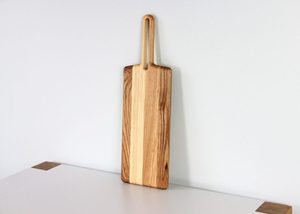 Tabla de servir de madera de fresno con mango largo tipo pala, ranura ovalada, vetas bicolor, grabado personalizado OEM, Vietnam - Product Image 4