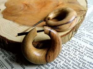 Boucles d'oreilles créoles en bois faites à la main, style tribal, épaisses, avec fermoir à broche en bois naturel, bijoux ethniques bohèmes pour l'oreille - Product Image 2