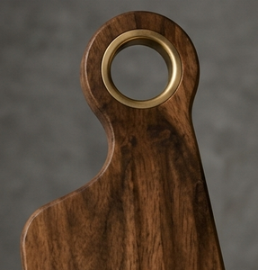 Tabla de cortar de madera de mango con acabado en nogal, mango desplazado y anillo de latón, también utilizable como bandeja de servir - Product Image 3