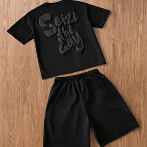 Ensemble de costume pour homme avec logo imprimé en relief personnalisé, t-shirt à manches courtes et shorts en coton, deux pièces, mode avec personnalisation complète - Product Image 1