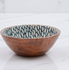 Bol en bois Japandi avec motif géométrique bleu, artisanat en acacia, plat de service pour salade, pour utilisation sur la table - Product Image 4