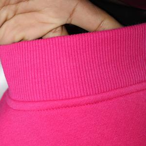 Sudadera SUGAR PINK con cuello alto, 100% algodón, apliques bordados, cuello ancho, hilos finos. - Product Image 6