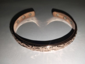 Bracelet en cuivre avec motif en relief, bijoux en métal de luxe pour hommes et femmes - Product Image 1