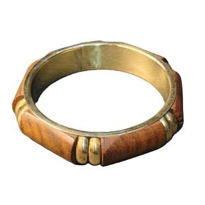 กำไลข้อมือไม้ธรรมชาติแกะสลักด้วยมือและทองเหลืองขัดเงา – กำไลไม้รูปทรงเรขาคณิตสองสี – สไตล์ชาติพันธุ์ผสมผสานวัสดุหลากหลาย - Product Image 1