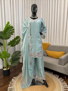 Magnifique salwar kameez indien traditionnel en soie JMC avec des broderies complexes, idéal pour les occasions spéciales et les fêtes, pour femmes. - Product Image 5
