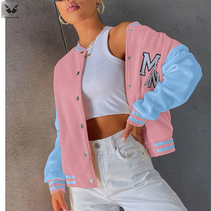 Fournisseur de premier plan : Nouvelle veste universitaire rose et bleue pour femme, manches longues, col boutonné, lettre M brodée sur le devant, en cuir PU, idéale pour l'hiver - Product Image 5