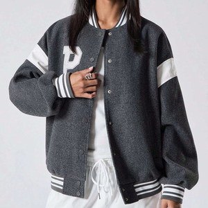 Blouson universitaire pour femme, manches longues, col boutonné, couleur unie, coupe classique, noir, avec bordure contrastante et lettre P sur le devant, idéal pour l'automne - Product Image 1