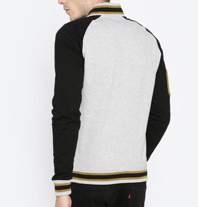 Chaqueta Varsity para Hombre, Color Sólido, Diseño con Parches Bordados, Cierre de Botones, Corte Regular, Ropa Casual de Otoño, Negro con Detalles en Gris y Dorado - Product Image 3