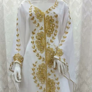 ชุดกะฟตันผ้าชีฟองสีขาวสุดหรู พร้อมงานปักลายดอกไม้สีทองอย่างประณีต และผ้าคลุมหน้าที่เข้าชุดกัน – ชุดเจ้าสาวสุดหรูและชุดสำหรับโอกาสพิเศษ - Product Image 1