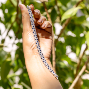สร้อยข้อมือทองคำขาวสำหรับผู้หญิง ดีไซน์หรูหรา ประดับเพชรธรรมชาติทรงกลมเจียระไนแบบบริลเลียนท์ และไพลิน พร้อมใบรับรอง GIA ชุดของขวัญเครื่องประดับสุดหรู - Product Image 6