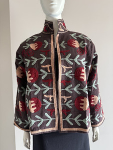 Veste à col mandarin brodée à la main avec motifs floraux, manches longues, pull en coton pour femme, automne, motifs rouges et beiges - Product Image 5
