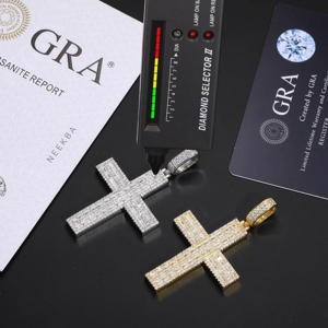 Colgante de Cruz con Moissanita Baguette - Colgante de Moissanita en Plata de Ley 925, Colgante de Cruz con Moissanita Baguette VVS Engastado a Mano - Product Image 5