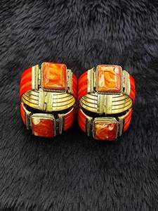 Brazaletes de latón hechos a mano con diseño moderno en relieve, diseño personalizado, accesorios para niñas de Universal Overseas en India. - Product Image 6