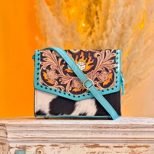 Bolso Bandolera de Cuero Genuino Venus Leathers, Estilo Western, Hecho a Mano, con Patrón de Letras y Flores, Cierre de Cremallera, 45-55cm, Gran Venta - Product Image 1