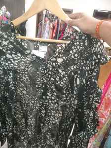 Chemise de Soirée Femme Imprimé Animal Tendance en Satin Premium à Motifs Abstraits, Manches Longues Bouffantes et Poignets Boutonnés - Product Image 2