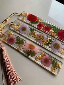 Marcapáginas de Madera con Flores Prensadas Hechas a Mano, con Brillo Dorado, Personalizables para Estudiantes - Product Image 6