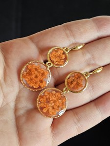Boucles d'oreilles pendantes en résine avec fleurs séchées, cadre doré, bijoux floraux faits à la main, artisanat en résine - Product Image 4