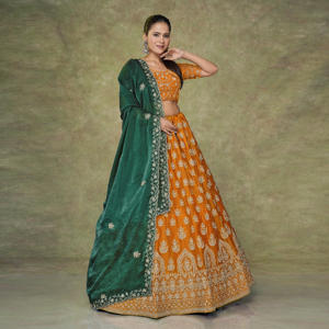 ชุดเลเฮนกาโชลีผ้าไหมเฟนดี้พร้อมผ้าคลุมไหล่ |   ชุดแต่งงานงานดิวาลีสำเร็จการศึกษาแบบดั้งเดิมของอินเดีย ความยาวระดับพื้น แบรนด์ Zari Crafted - Product Image 1