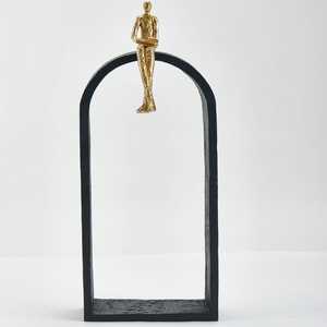 Escultura figurativa dorada sobre base geométrica negra, decoración artística hecha a mano para mesa, diseño minimalista, adorno para sala de estar, 1 unidad - Product Image 3