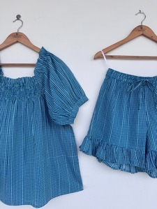 Ensemble de pyjama en coton bleu à carreaux pour femmes, haut à manches courtes smocké, short à volants, ensemble de nuit confortable en 2 pièces - Product Image 3
