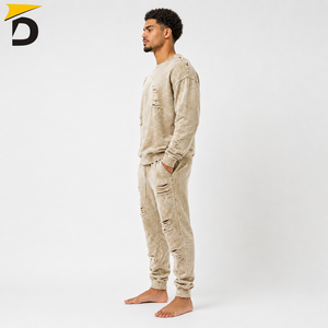 Chándal para hombre con detalles desgastados, tela suave y comodidad relajada para un estilo urbano, días informales y ocio. - Product Image 5