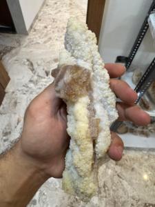 Cristal de Calcedonia Natural Amarillento Blanco con Calcita |   Mineral Decorativo para Decoración del Hogar - Product Image 2