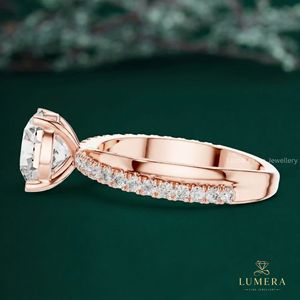 Bague pour femme en or rose avec diamant taille ovale, diamant rond brillant, diamant de laboratoire, design croisé torsadé et pierres pavées latérales, cadeau romantique - Product Image 4