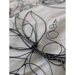 Couronne florale murale minimaliste en fil noir, avec des fleurs élégantes en ligne et des feuilles sculptées, pour des accents modernes dans la maison - Product Image 6