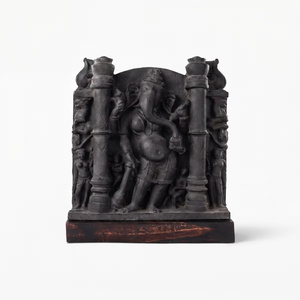 Sculpture Vinayaki |   Réplique d'art de temple hindou du XIXe siècle, représentant une Ganesha féminine rare, provenant d'un musée. - Product Image 1