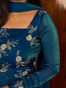 Ensemble Lehenga Dupatta traditionnel pour femme, longueur ras du sol, en tissu viscose vertical, avec ceinture à nouer, tombé fluide et manches longues - Product Image 3